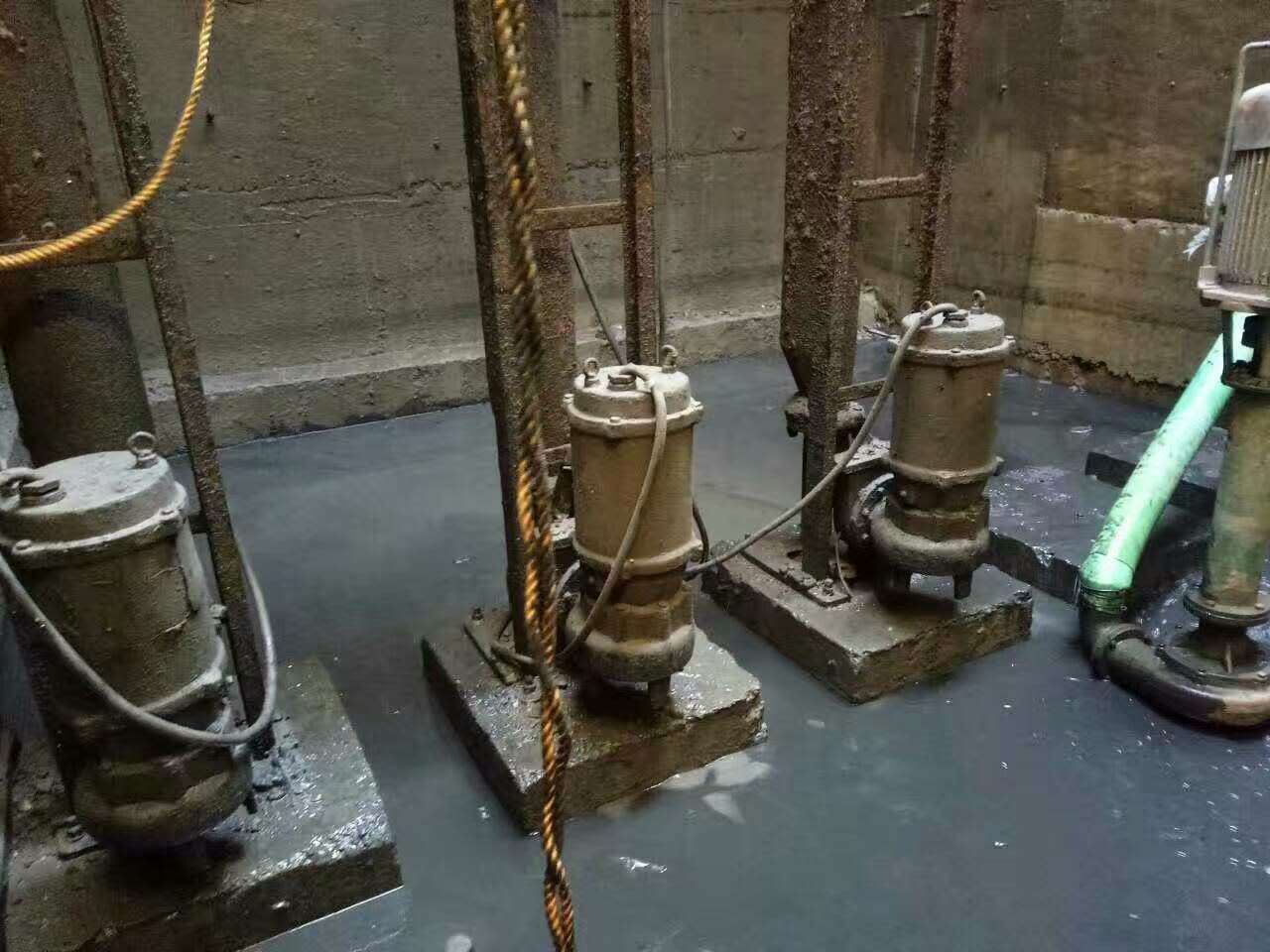 黄石港污水池清理