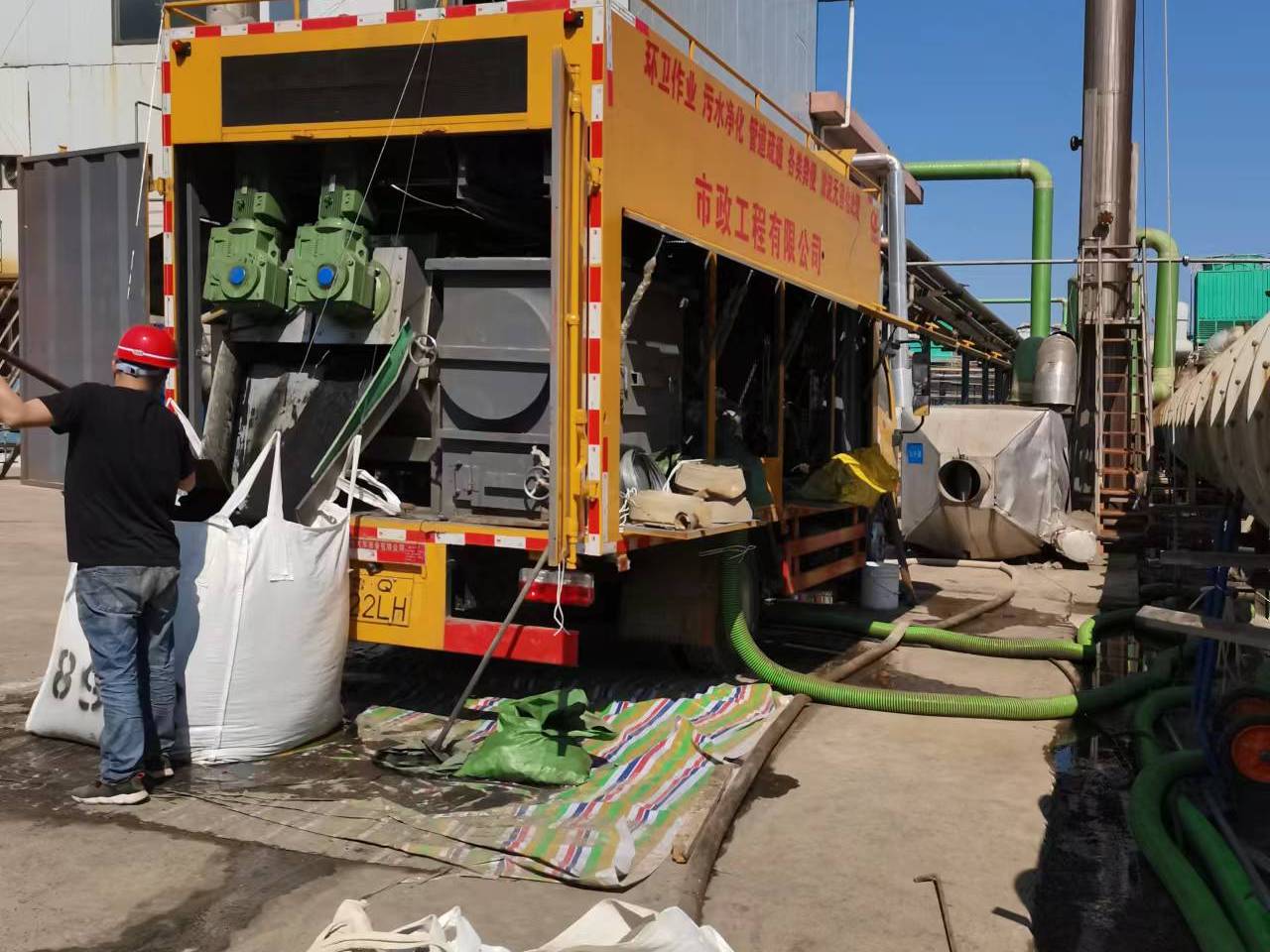 黄石港淤泥压干处理