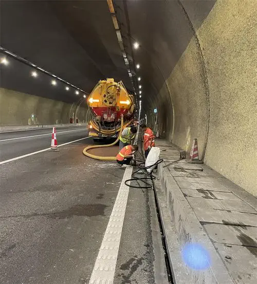 黄石港隧道排水渠清淤